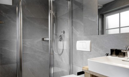 Neu renoviertes Badezimmer mit Dusche und Waschbecken, WC getrennt