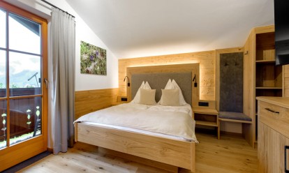 Helles Schlafzimmer mit Balkon