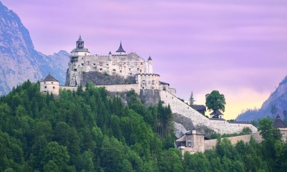 Burg Hohenwerfen mit Greifvogelschau