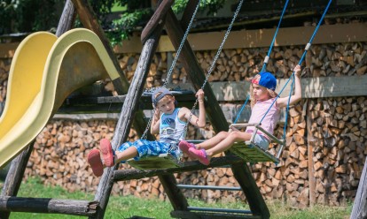 Rutsche und Schaukel im Auhof Wagrain